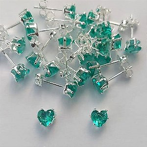 BRINCO FOLHEADA A PRATA COM 50 MILÉSIMOS + VERNIZ DIAMOND - BRINCO DE PINO ZIRCÔNIA FORMATO CORAÇÃO VERDE 6MM (PRA421 )PRBR000934