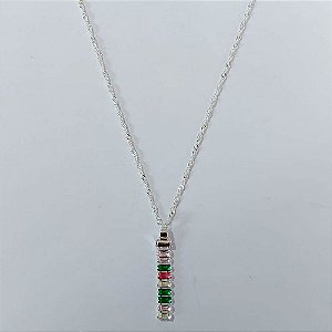GARGANTILHA FOLHEADA A PRATA COM 50 MILÉSIMOS + VERNIZ DIAMOND CORRENTE SINGAPURA 45CM COM PINGENTE EM ZIRCÔNIAS CRISTAIS COLORIDAS 33MM + EXTENSOR FECHO LAGOSTA PRGG001175