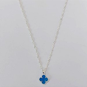 GARGANTILHA FOLHEADA A PRATA COM 50 MILÉSIMOS + VERNIZ DIAMOND CORRENTE SINGAPURA 45CM COM PINGENTE TREVO AZUL 10MM + EXTENSOR FECHO LAGOSTA PRGG001177