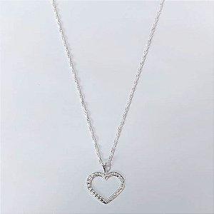 GARGANTILHA FOLHEADA A PRATA COM 50 MILÉSIMOS + VERNIZ DIAMOND CORRENTE SINGAPURA 45CM PINGENTE CORAÇÃO VAZADO 24MM FECHO LAGOSTA PRGG001188