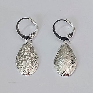 BRINCO FOLHEADO A PRATA COM 50 MILÉSIMOS + VERNIZ DIAMOND ARGOLA DE PRESSÃO GOTA TEXTURA 11MM PRBR000943