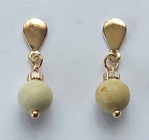 BRINCO FOLHEADO A OURO COM 5 MILÉSIMOS + VERNIZ DIAMOND BRINCO COM PINO E PEDRA GREEN LACE - TAMANHO 8MM (OURO008) - OUBR000080
