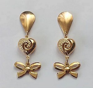 BRINCO FOLHEADO A OURO COM 5 MILÉSIMOS + VERNIZ DIAMOND BRINCO COM PINO CORAÇÃO DETALHE VAZADO E LACINHO - TAMANHO 45MM (OURO012) - OUBR000084