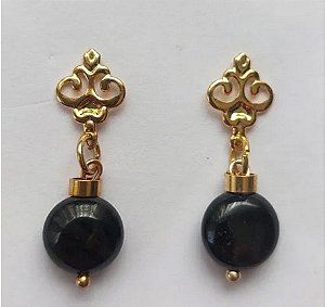 BRINCO FOLHEADO A OURO COM 5 MILÉSIMOS + VERNIZ DIAMOND BRINCO COM PINO E PEDRA OLHO DE GATO - TAMANHO 8MM (OURO005) - OUBR000085