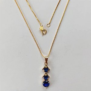 GARGANTILHA FOLHEADA A OURO 5 MILÉSIMOS + VERNIZ DIAMOND - CORRENTE VENEZIANA 42CM COM TRÊS PEDRAS EM ZIRCÔNIA AZUL 25MM - FECHO REDONDO (OURO019) OUGG000115