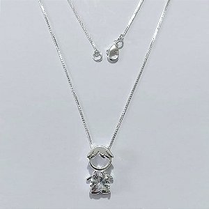 GARGANTILHA FOLHEADA A PRATA COM 50 MILÉSIMOS + VERNIZ DIAMOND CORRENTE PINGENTE MENINO COM ZIRCÔNIA CRISTAL 9X18MM PRGG001209