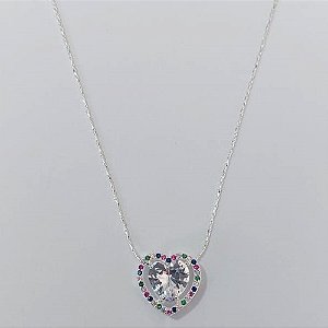 GARGANTILHA FOLHEADA A PRATA COM 50 MILÉSIMOS + VERNIZ DIAMOND CORRENTE 45CM + EXTENSOR PINGENTE CORAÇÃO COM ZIRCÔNIA CRISTAL E BASE CRAVEJADA EM MICROS ZIRCÔNIAS COLORIDAS 16MM PRGG001210