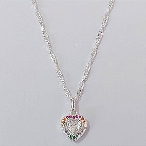 GARGANTILHA FOLHEADA A PRATA COM 50 MILÉSIMOS + VERNIZ DIAMOND CORRENTE SINGAPURA 45CM + EXTENSOR PINGENTE CORAÇÃO COM ZIRCÔNIA CRISTAL E BASE CRAVEJADA EM MICROS ZIRCÔNIAS COLORIDAS 9MM PRGG001211