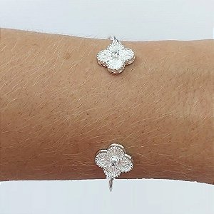 PULSEIRA (BRACELETE) FOLHEADA A PRATA COM 50 MILÉSIMOS + VERNIZ DIAMOND COM DOIS TREVOS CRAVEJADOS COM MICROS ZIRCÔNIAS 14MM PRPS000962
