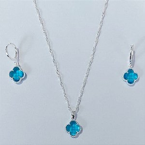 CONJUNTO FOLHEADO A PRATA COM 50 MILÉSIMOS  + VERNIZ DIAMOND CORRENTE SINGAPURA 45CM PINGENTE E BRINCOS ARGOLA DE PRESSÃO TREVO AZUL VIDRO 10MM PRCJ000096