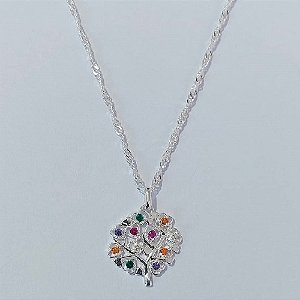 GARGANTILHA FOLHEADA A PRATA COM 50 MILÉSIMOS + VERNIZ DIAMOND CORRENTE 45CM PINGENTE ÁRVORE DA VIDA CRAVEJADA EM MICROS COLORIDAS 16MM PRGG001215