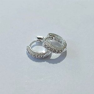 BRINCO FOLHEADO A PRATA COM 50 MILÉSIMOS + VERNIZ DIAMOND ARGOLA COM 1 FILEIRA DE MICRO ZIRCÔNIAS 10MM PRBR000957