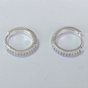 BRINCO FOLHEADO A PRATA COM 50 MILÉSIMOS + VERNIZ DIAMOND ARGOLA COM 1 FILEIRA DE MICRO ZIRCÔNIAS 14MM PRBR000957