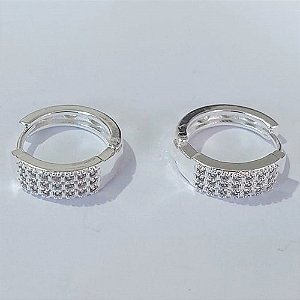 BRINCO FOLHEADO A PRATA COM 50 MILÉSIMOS + VERNIZ DIAMOND ARGOLA COM 3 FILEIRAS DE MICRO ZIRCÔNIAS 18MM PRBR000960