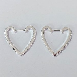 BRINCO FOLHEADO A PRATA COM 50 MILÉSIMOS + VERNIZ DIAMOND ARGOLA FORMATO CORAÇÃO COM 1 FILEIRA DE MICRO ZIRCÔNIAS COLORIDAS 25MM PRBR000962