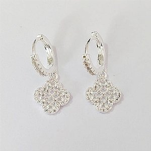 BRINCO FOLHEADO A PRATA COM 50 MILÉSIMOS + VERNIZ DIAMOND ARGOLA DE PRESSÃO COM MICRO ZIRCÔNIAS E TREVO CRAVEJADO COM MICRO ZIRCÔNIAS 10MM PRBR000978