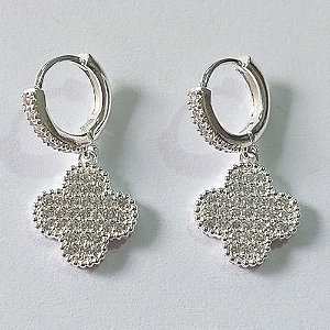 BRINCO FOLHEADO A PRATA COM 50 MILÉSIMOS + VERNIZ DIAMOND ARGOLA DE PRESSÃO COM MICRO ZIRCÔNIAS E TREVO CRAVEJADO COM MICRO ZIRCÔNIAS 9MM PRBR000979
