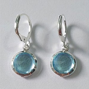 BRINCO FOLHEADO A PRATA COM 50 MILÉSIMOS + VERNIZ DIAMOND ARGOLA DE PRESSÃO COM ZIRCÔNIA AZUL CLARO 11MM PRBR000982