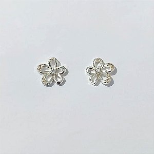 BRINCO FOLHEADO A PRATA COM 50 MILÉSIMOS + VERNIZ DIAMOND - BRINCO DE PINO FLOR COM MICRO ZIRCÔNIAS 9MM PRBR000984