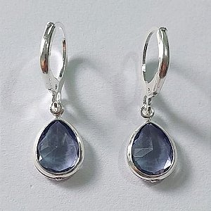 BRINCO FOLHEADO A PRATA COM 50 MILÉSIMOS + VERNIZ DIAMOND ARGOLA DE PRESSÃO COM ZIRCÔNIA FORMATO GOTA LILÁS 8MM PRBR000986