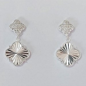 BRINCO FOLHEADO A PRATA COM 50 MILÉSIMOS + VERNIZ DIAMOND PINO BASE COM MICRO ZIRCÔNIAS E TREVO 14MM PRBR000994