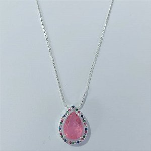 GARGANTILHA FOLHEADA A PRATA COM 50 MILÉSIMOS + VERNIZ DIAMOND CORRENTE VENEZIANA 45CM + EXTENSOR E PINGENTE COM BASE CRAVEJADA EM MICROS ZIRCÔNIAS COLORIDAS E PEDRA EM ZIRCÔNIA ROSA 10MM FECHO LAGOSTA PRGG001222