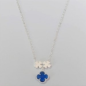 GARGANTILHA FOLHEADA A PRATA COM 50 MILÉSIMOS + VERNIZ DIAMOND CORRENTE CADEADO 45CM + EXTENSOR PINGENTE TREVO AZUL ESCURO VIDRO 10MM E DOIS PINGENTES PRATAS PRGG001243
