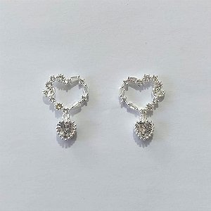 BRINCO FOLHEADO A PRATA COM 50 MILÉSIMOS + VERNIZ DIAMOND PINO CORAÇÃO TODO CRAVEJADO COM MICRO ZIRCÔNIA CRISTAIS 14MM PRBR001006