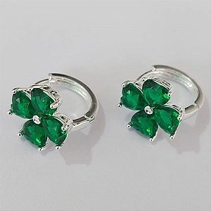 BRINCO FOLHEADO A PRATA COM 50 MILÉSIMOS + VERNIZ DIAMOND ARGOLA COM FLOR DE ZIRCÔNIAS VERDES 15MM PRBR001018