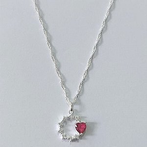 GARGANTILHA FOLHEADA A PRATA COM 50 MILÉSIMOS + VERNIZ DIAMOND CORRENTE SINGAPURA 45CM PINGENTE CRAVEJADO COM MICRO ZIRCÔNIAS E CORAÇÃO VERMELHO 15MM PRGG001293