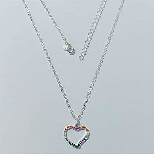 GARGANTILHA FOLHEADA A PRATA COM 50 MILÉSIMOS + VERNIZ DIAMOND CORRENTE CADEADO 45CM COM PINGENTE CORAÇÃO COM MICRO ZIRCÔNIAS COLORIDAS 16MM PRGG001294
