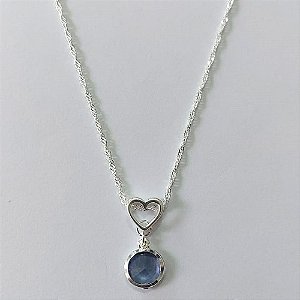 GARGANTILHA FOLHEADA A PRATA COM 50 MILÉSIMOS + VERNIZ DIAMOND CORRENTE SINGAPURA 45CM PINGENTE CORAÇÃO VAZADO E ZIRCÔNIA LILÁS REDONDA 10MM PRGG001298