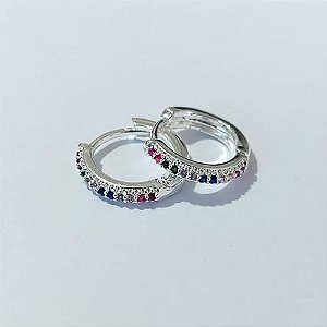 BRINCO FOLHEADO A PRATA COM 50 MILÉSIMOS + VERNIZ DIAMOND BRINCO DE ARGOLA COM 1 FILEIRA DE MICRO ZIRCÔNIAS COLORIDAS 15MM PRBR001026