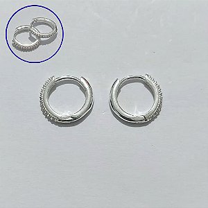 BRINCO FOLHEADO A PRATA COM 50 MILÉSIMOS + VERNIZ DIAMOND ARGOLA REDONDA COM 1 FILEIRA DE MICRO ZIRCÔNIAS 14MM PRBR001047
