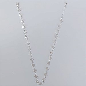 GARGANTILHA FOLHEADA A PRATA COM 50 MILÉSIMOS + VERNIZ DIAMOND CORRENTE 50CM FORMATO TREVO EM PÉROLAS FECHO LAGOSTA + EXTENSOR PRGG001342