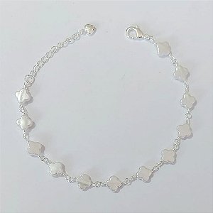 PULSEIRA FOLHEADA A PRATA COM 50 MILÉSIMOS + VERNIZ DIAMOND 20CM FORMATO TREVO EM PÉROLAS FECHO LAGOSTA PRPS001002