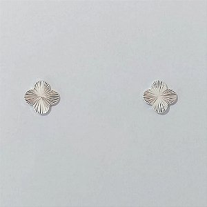BRINCO FOLHEADO A PRATA COM 50 MILÉSIMOS + VERNIZ DIAMOND PINO TREVO DESENHADA 7MM PRBR001061