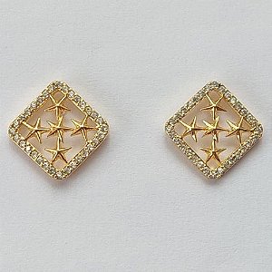 BRINCO FOLHEADO A OURO - BANHADO COM 5 MILÉSIMOS + VERNIZ DIAMOND - BRINCO DE PINO QUADRADO CRAVEJADO EM MICROS ZIRCÔNIAS COM ESTRELAS 11MM (OURO062) OUBR000120