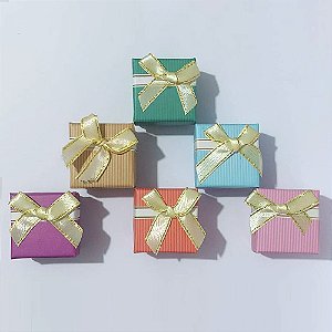 CAIXINHA PARA PRESENTE COM LAÇO PARA JOIAS (CORES SORTIDAS) 4X4CM PREB000005
