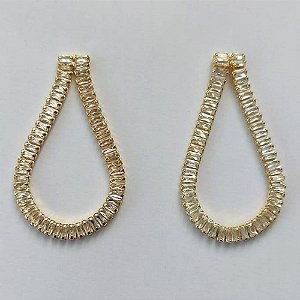 BRINCO FOLHEADO A OURO - BANHADO COM 5 MILÉSIMOS + VERNIZ DIAMOND - BRINCO DE PINO COM PINGENTE TIPO GOTA TODO EM ZIRCÔNIA 40MM (OURO069) OUBR000134