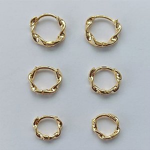 BRINCO FOLHEADO A OURO - BANHADO COM 5 MILÉSIMOS + VERNIZ DIAMOND - BRINCO DE TRIO ARGOLA TORCIDA 9/11/13MM (OURO085) OUBR000136