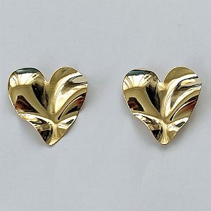 BRINCO FOLHEADO A OURO - BANHADO COM 5 MILÉSIMOS + VERNIZ DIAMOND - BRINCO DE PINO COM CORAÇÃO MARTELADO 25MM (OURO082) OUBR000138