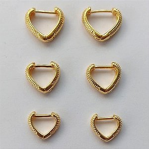 BRINCO FOLHEADO A OURO - BANHADO COM 5 MILÉSIMOS + VERNIZ DIAMOND - BRINCO DE TRIO ARGOLA CORAÇÃO 11/13/15MM (OURO086) OUBR000139