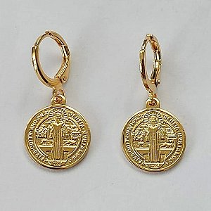 BRINCO FOLHEADO A OURO - BANHADO COM 5 MILÉSIMOS + VERNIZ DIAMOND - BRINCO ARGOLINHA DE PRESSÃO PINGENTE SÃO BENTO 13MM (OURO083) OUBR000140