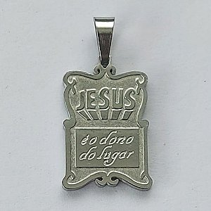 PINGENTE EM AÇO INOXIDÁVEL - PINGENTE EM AÇO INOXIDÁVEL PLACA COM PALAVRA JESUS 12X17MM - ACPG000069