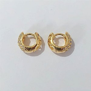 BRINCO FOLHEADO A OURO - BANHADO COM 5 MILÉSIMOS + VERNIZ DIAMOND - BRINCO DE ARGOLA COM TRAVA COM MICRO ZIRCÔNIAS CRAVEJADAS 12MM - (OURO100) OUBR000149