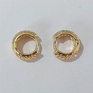 BRINCO FOLHEADO A OURO - BANHADO COM 5 MILÉSIMOS + VERNIZ DIAMOND - BRINCO DE ARGOLA COM TRAVA COM MICRO ZIRCÔNIAS CRAVEJADAS 12MM - (OURO101) OUBR000150