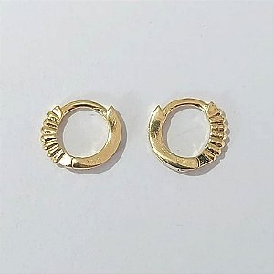 BRINCO FOLHEADO A OURO - BANHADO COM 5 MILÉSIMOS + VERNIZ DIAMOND - BRINCO DE ARGOLA COM TRAVA DESENHADO 10MM - (OURO105) OUBR000154