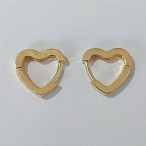 BRINCO FOLHEADO A OURO - BANHADO COM 5 MILÉSIMOS + VERNIZ DIAMOND - BRINCO DE ARGOLA FORMATO CORAÇÃO CRAVEJADO COM MICRO ZIRCÔNIAS 13MM - (OURO107)OUBR000156