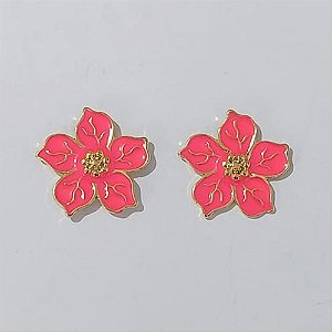 BRINCO FOLHEADO A OURO - BANHADO COM 5 MILÉSIMOS + VERNIZ DIAMOND - BRINCO DE PINO FLOR ROSA 17MM - OUBR000158